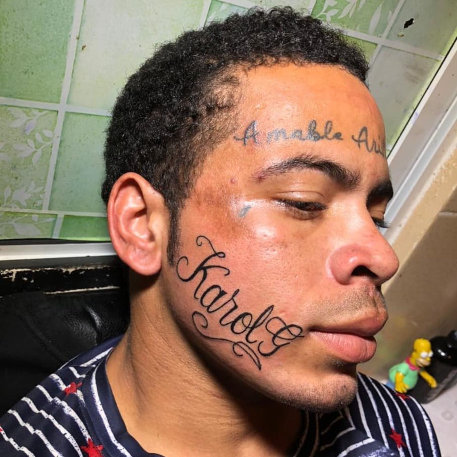 ¡Patriarca lo hace de nuevo! Se tatúa el nombre de Karol G en una mejilla - Noticias de hoy en República Dominicana | De Último Minuto
