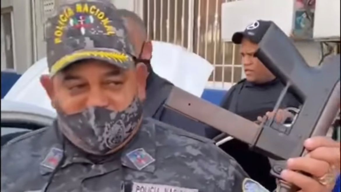 Apresan tres jóvenes acusados de realizar atraco con una Uzi en Salcedo - Noticias de hoy en República Dominicana | De Último Minuto