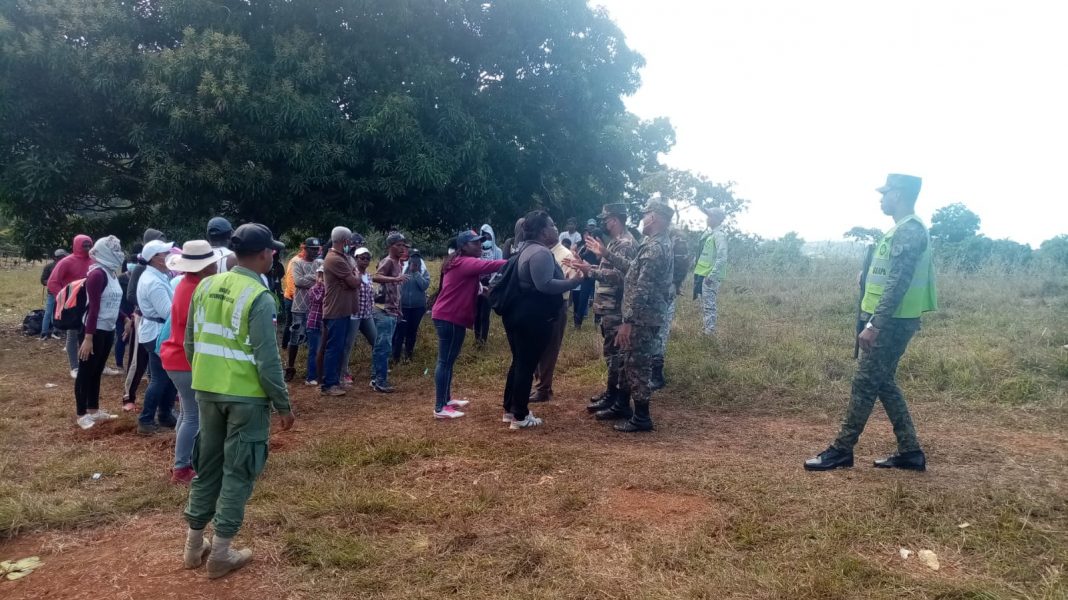 Medio Ambiente desaloja presuntos invasores de terrenos en Villa Altagracia