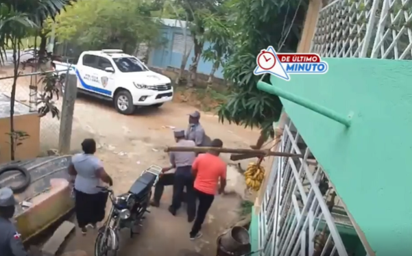 Agente PN agrede anciano durante incidente en Samaná