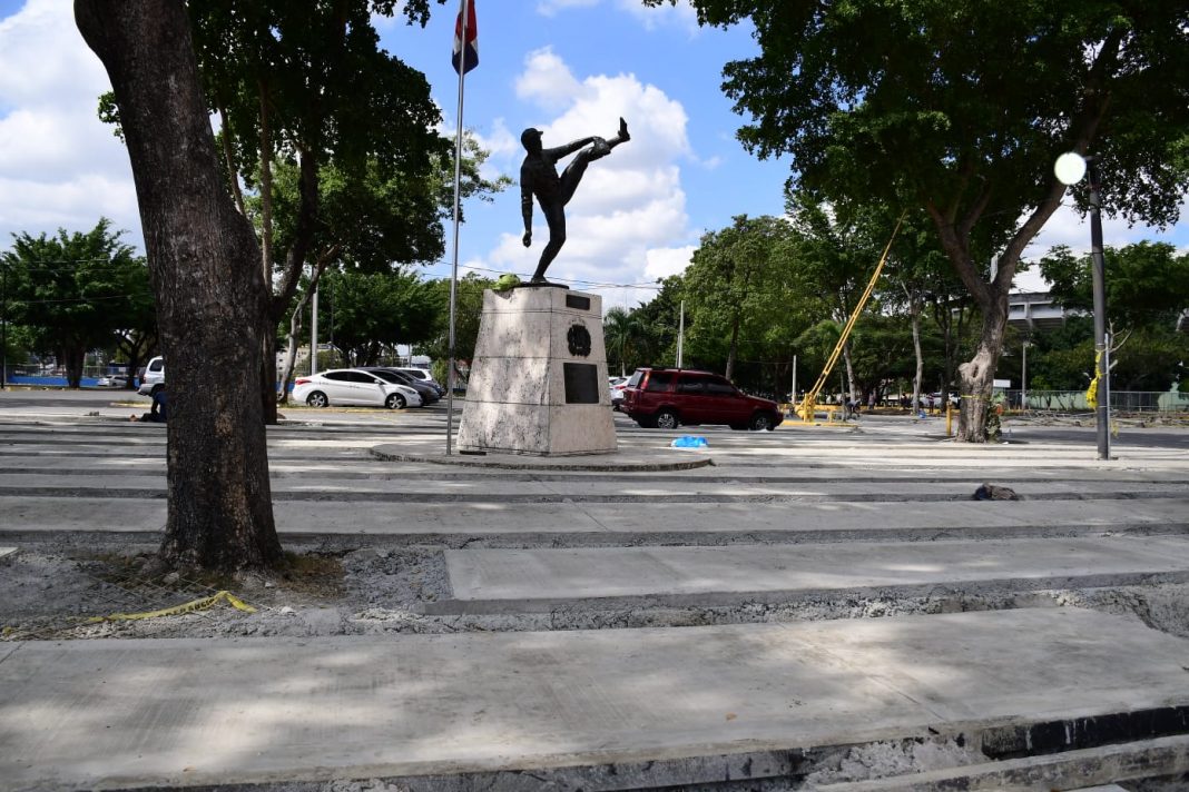 Remodelan plaza en la que está la estatua a Juan Marichal para la Serie del Caribe