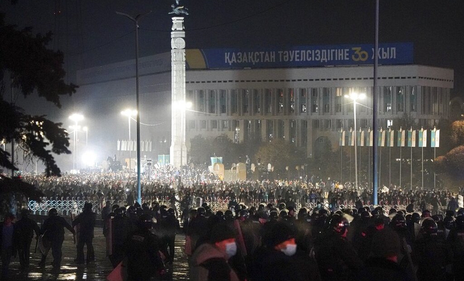 Continúan las protestas en Kazajistán por alza en los combustibles