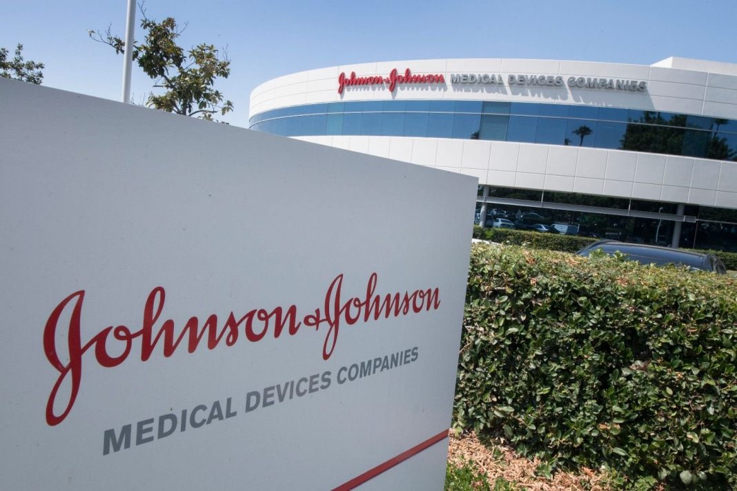 Johnson & Johnson logra victoria legal que congela demandas por su talco