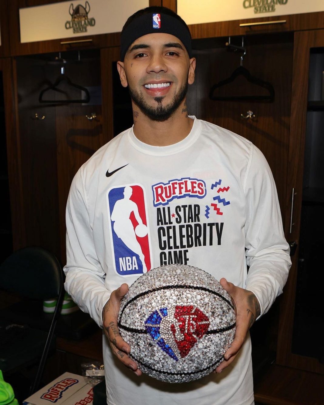 Anuel AA muestra su talento en el baloncesto