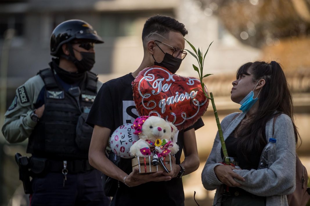 Venezolanos celebran el amor con boda múltiple en una plaza de Caracas