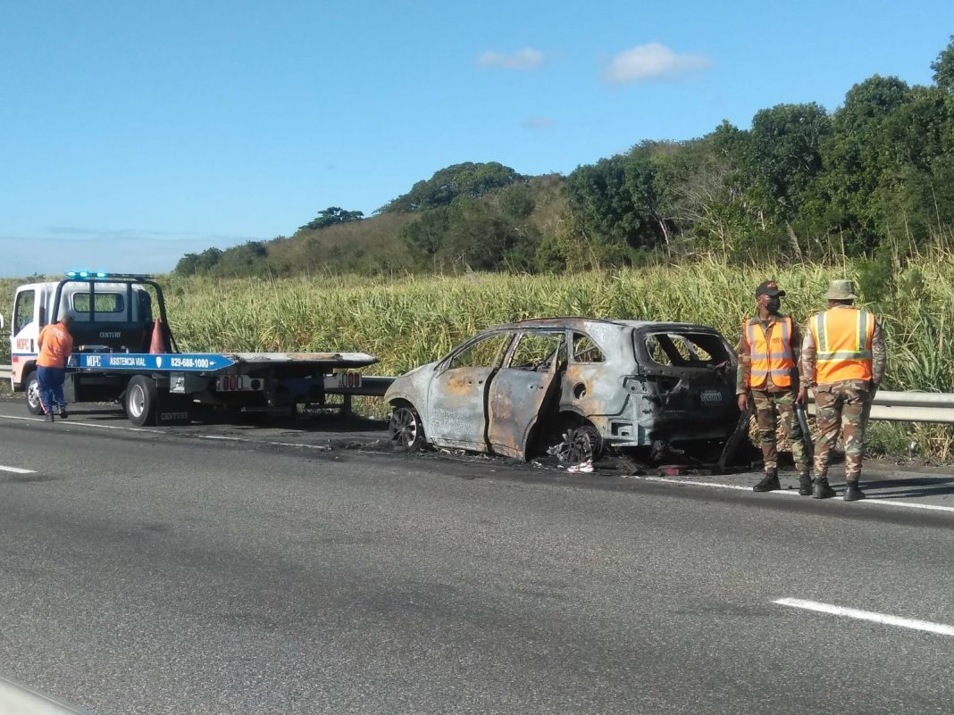 Addis Burgos y su familia a salvo luego de que se incendiara su vehículo en carretera San Cristóbal-Baní