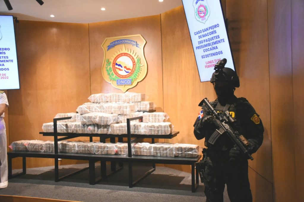 Dos detenidos al ingresar al país 250 paquetes de cocaína en una lancha | De Último Minuto