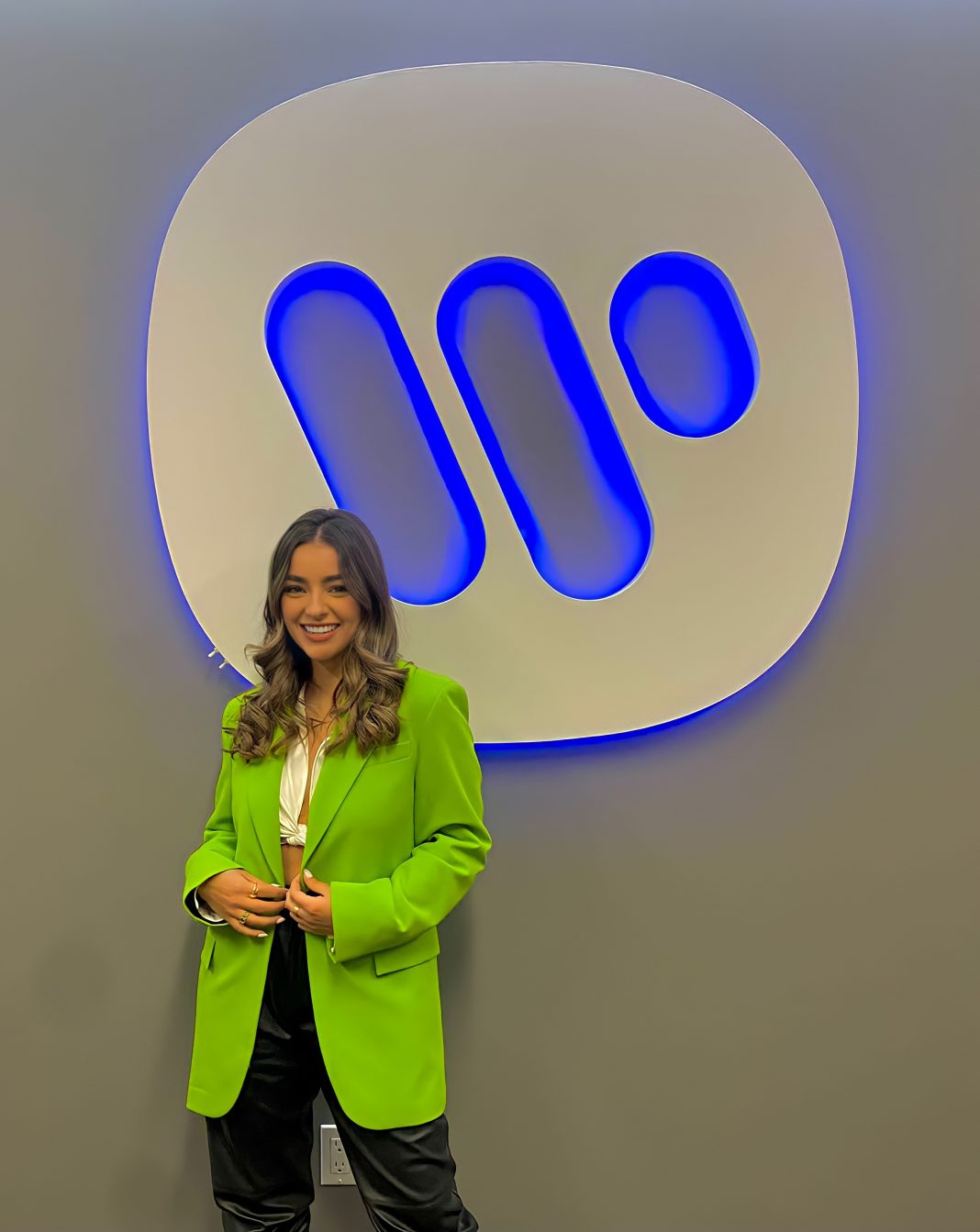 Adriana Torrón firma con Warner Music Latina