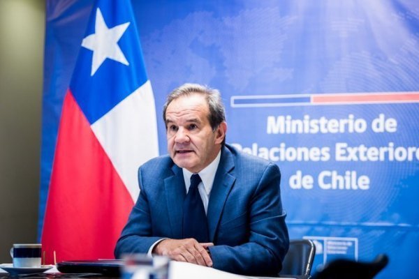 Canciller de Chile renuncia tras críticas por ausencia en crisis migratoria