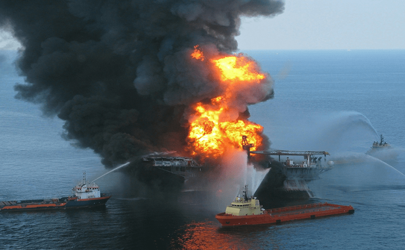 ¡Ay los chelitos! Se incendia barco repleto de vehículo de lujo en el océano Atlántico