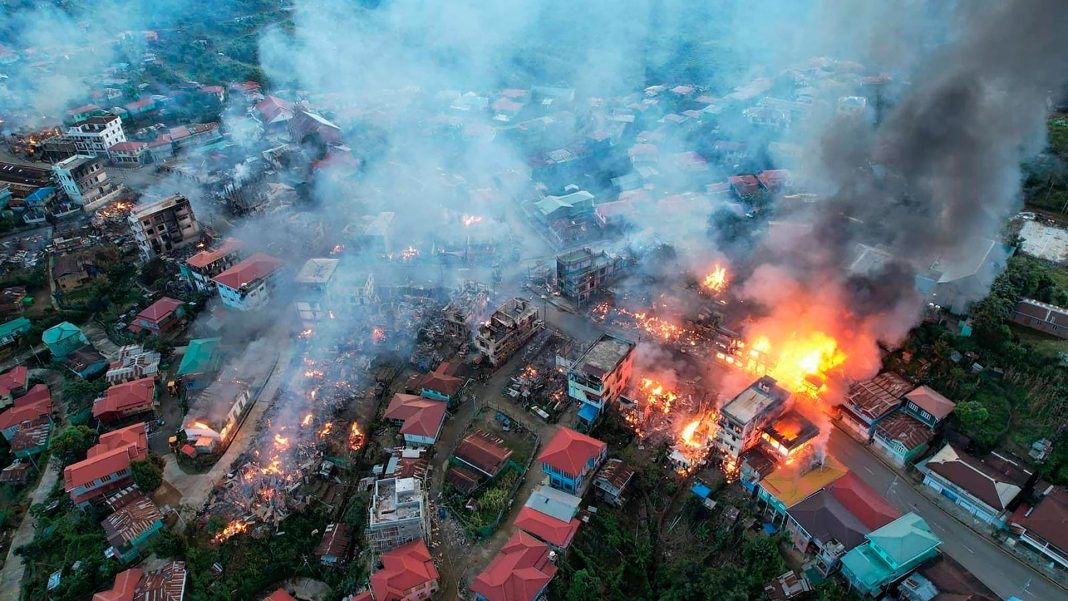 Denuncian la quema de cientos de casas por parte del Ejército en Birmania