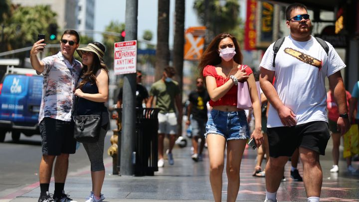 Los españoles se liberan de usar mascarillas en las calles a partir del jueves