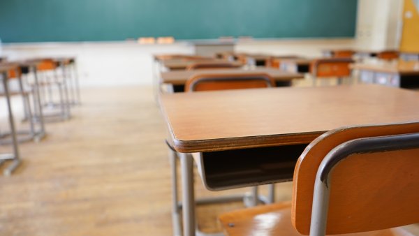 Arrestan a un profesor de Florida por besar a una alumna de 15 años en clase