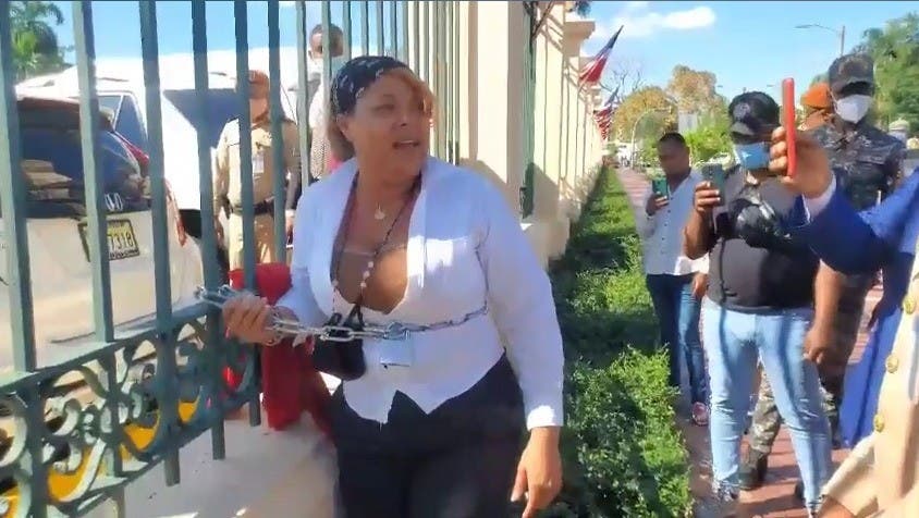 Mujer se encadena en el Palacio Nacional exigiendo un empleo