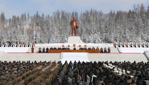 Kim Jong-un asiste a multitudinario evento por el 80 aniversario de su padre