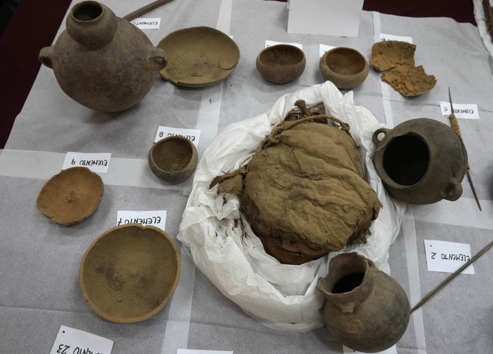 Arqueólogos presentan 20 restos hallados en ciudad de Perú