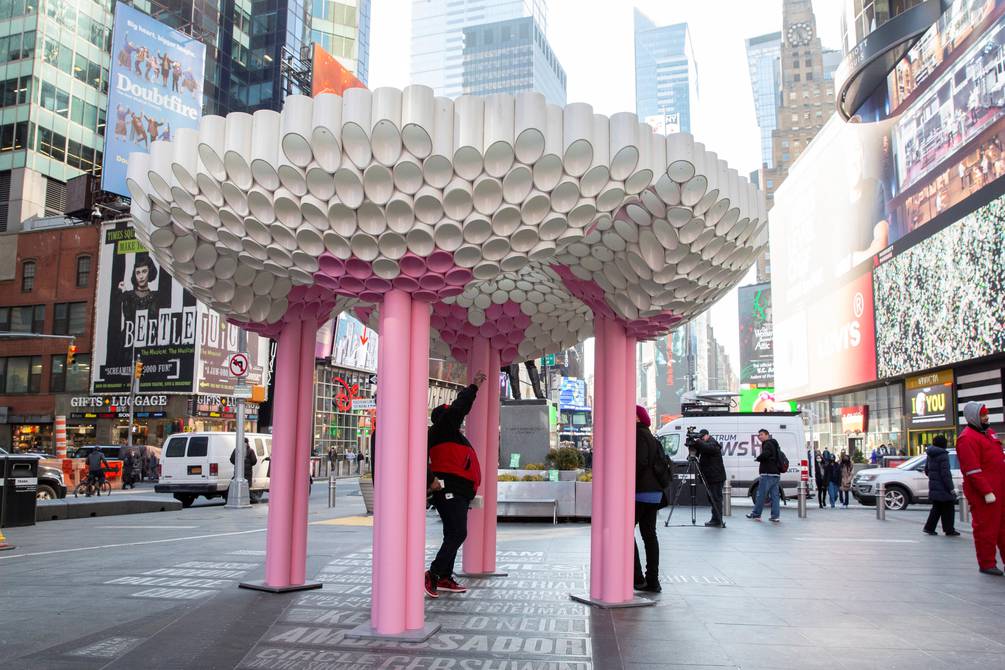 Times Square propone un amor de PVC para San Valentín