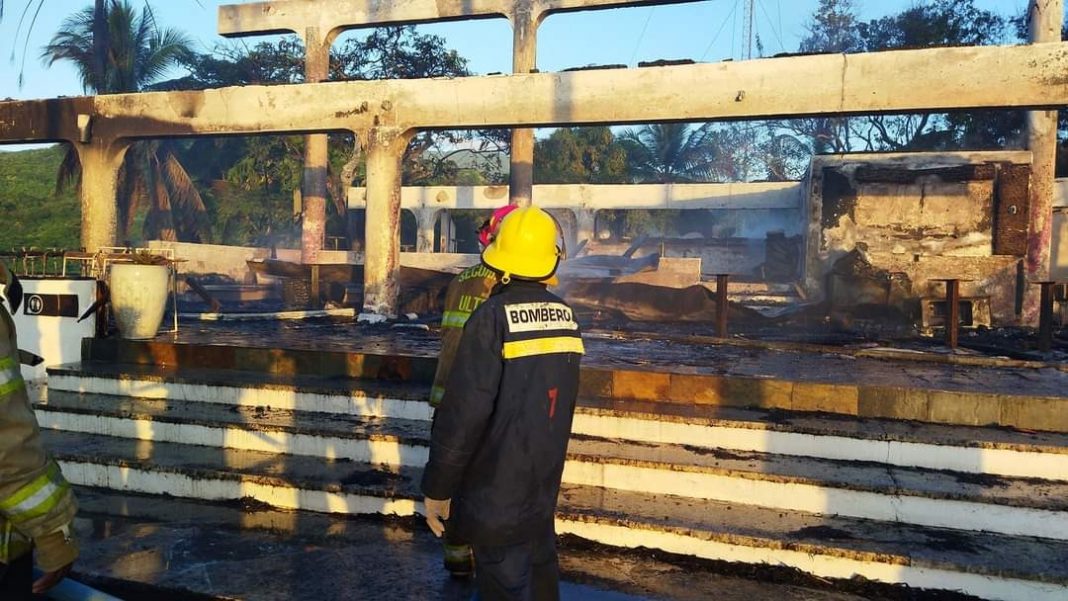 Fuego consume nuevamente hotel Casa Bonita en Barahona