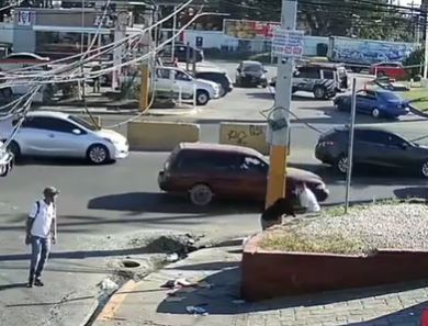 ¡Como si estuvieran jugando el topao! Atracan hombre en plena calle