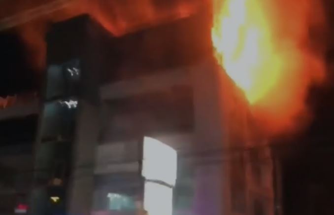 Reportan fuerte incendio en discoteca de SFM