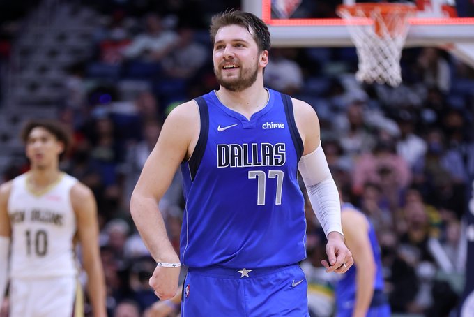 Luka Doncic sigue caliente y anota 49 puntos en la victoria de los Mavericks de Dallas