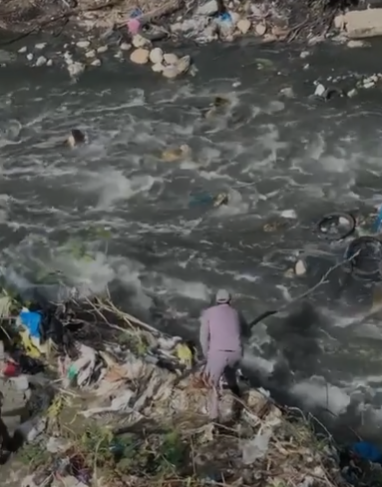 Medio Ambiente sanciona agentes PN que lanzaron neumáticos a río en Santiago