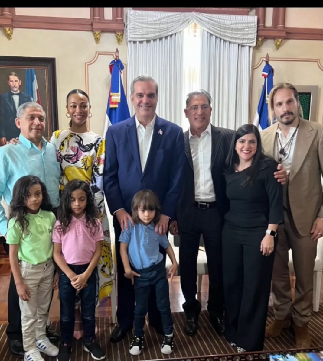 Zoe Saldaña y su familia visitan al presidente Luis Abinader