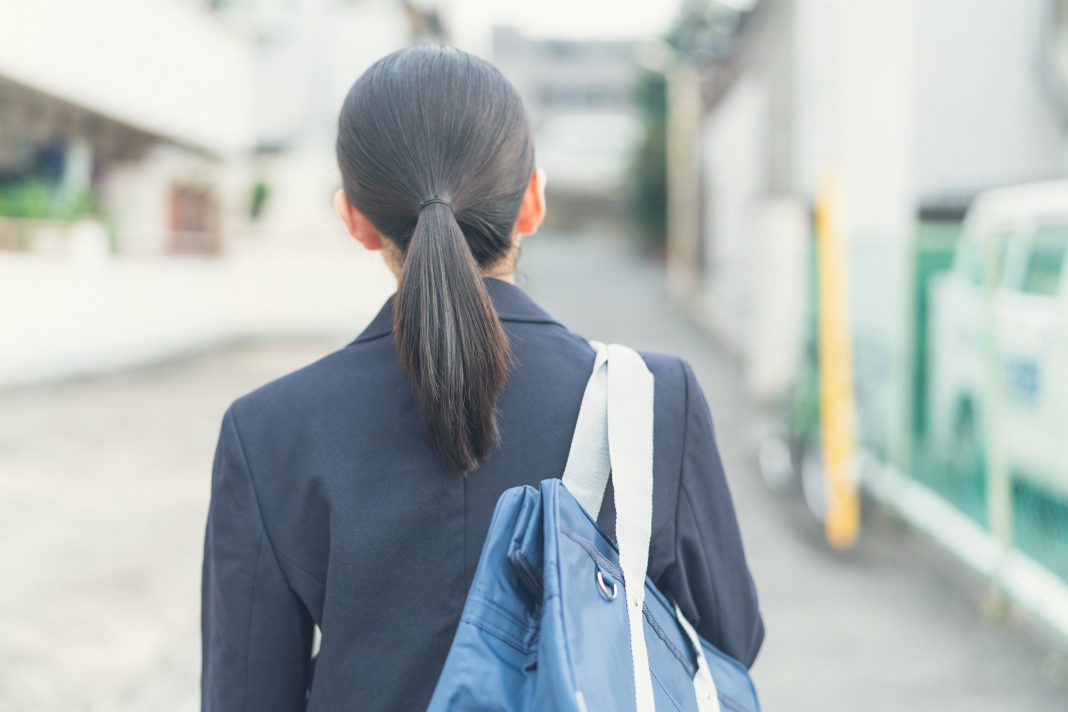 Escuelas de Japón prohíben a niñas usar las colas de caballos para no 