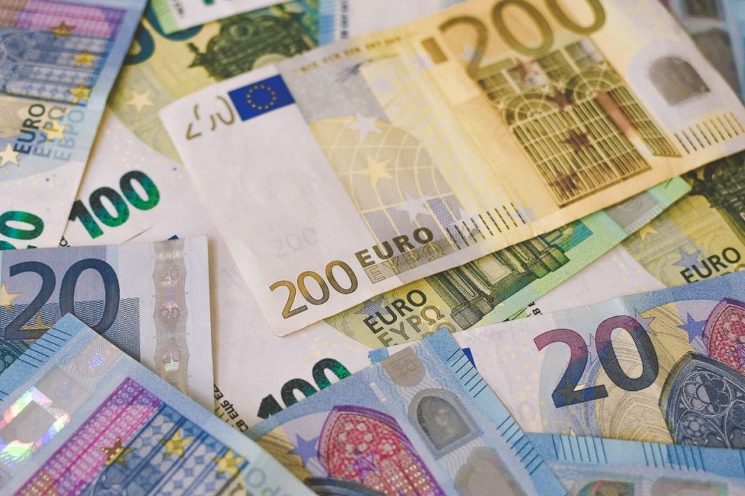 El euro cierra la semana asentado en los 1,1 dólares