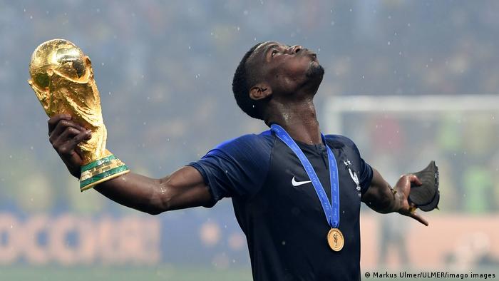 Roban medalla de campeón del mundo a Paul Pogba durante un asalto