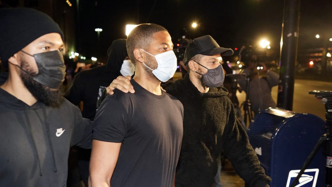 Liberan actor Jussie Smollett, quien organizó 