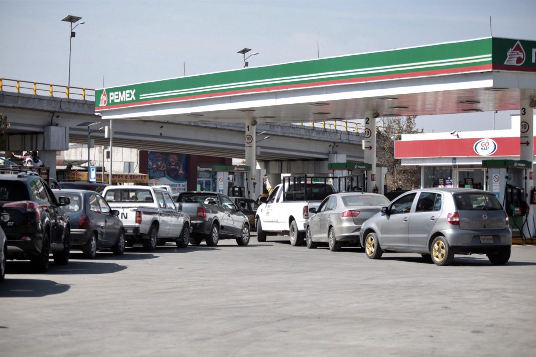 Aumentan los estadounidenses que cruzan a México para conseguir gasolina más barata