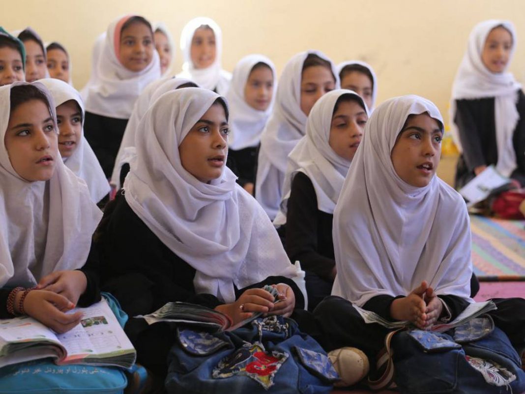 ONU presiona a los talibanes para que las niñas vuelvan a la escuela