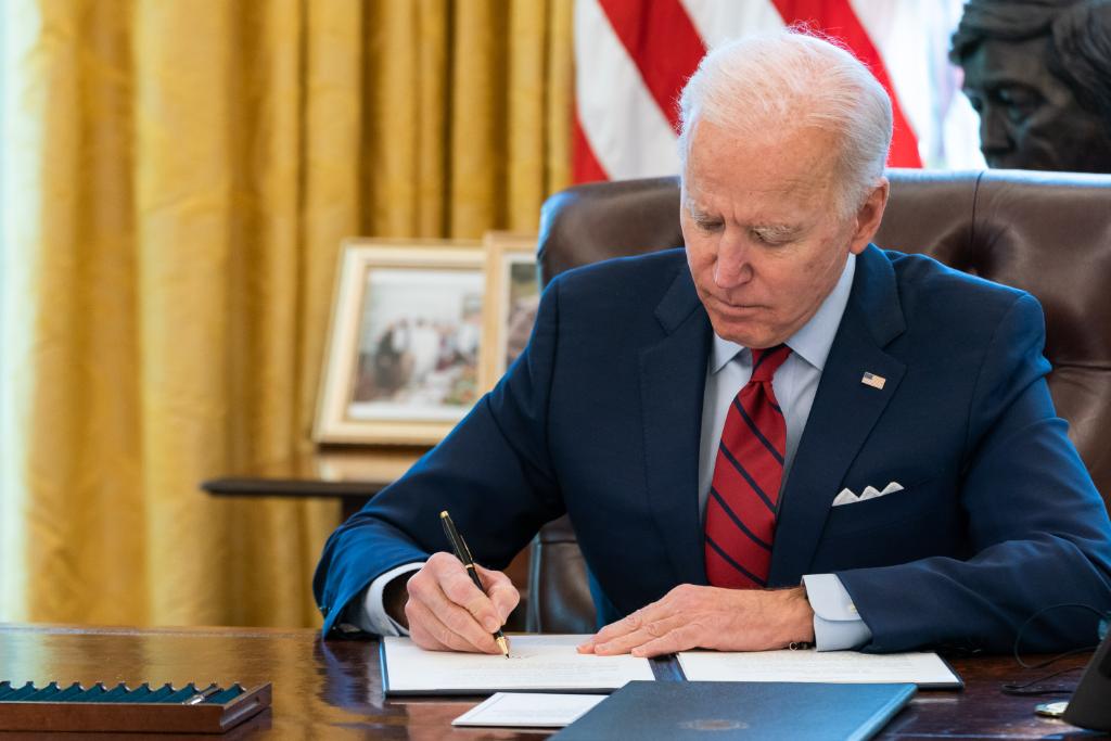 Biden firma orden ejecutiva que alivia los aranceles al acero de Japón