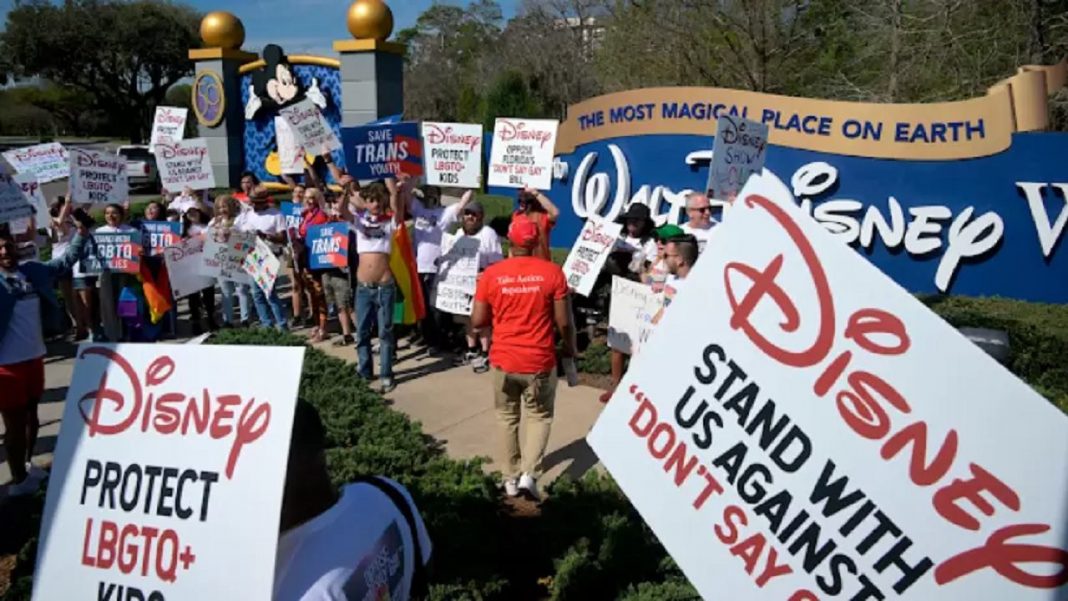 Empleados de Disney protestan contra la polémica ley 