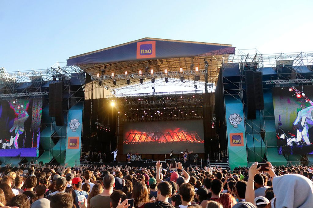 Lollapalooza inicia en Brasil con clima de fiesta y nostalgia pospandemia