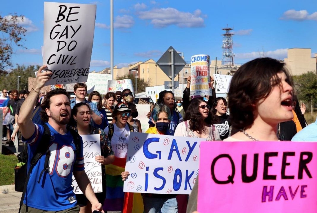 Alumnos protestan contra polémico proyecto de ley 