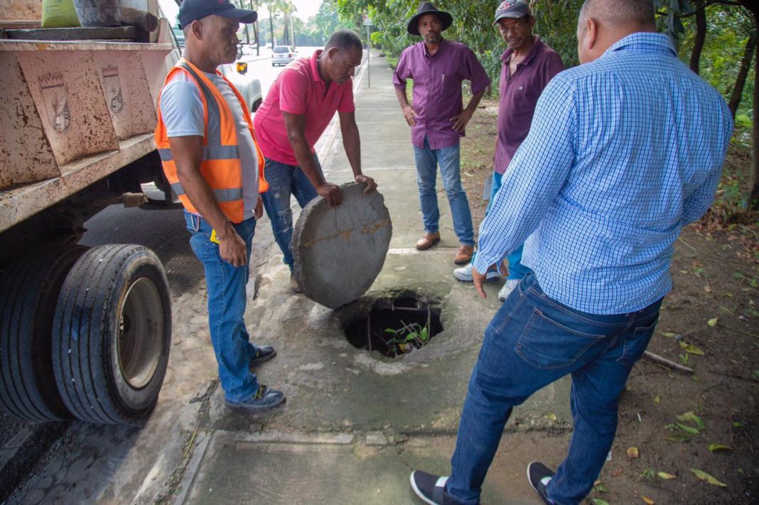 Alcaldía de Santo Domingo Norte invirtió más de RD$1 millón en la compra de tapas metálicas y de hormigón