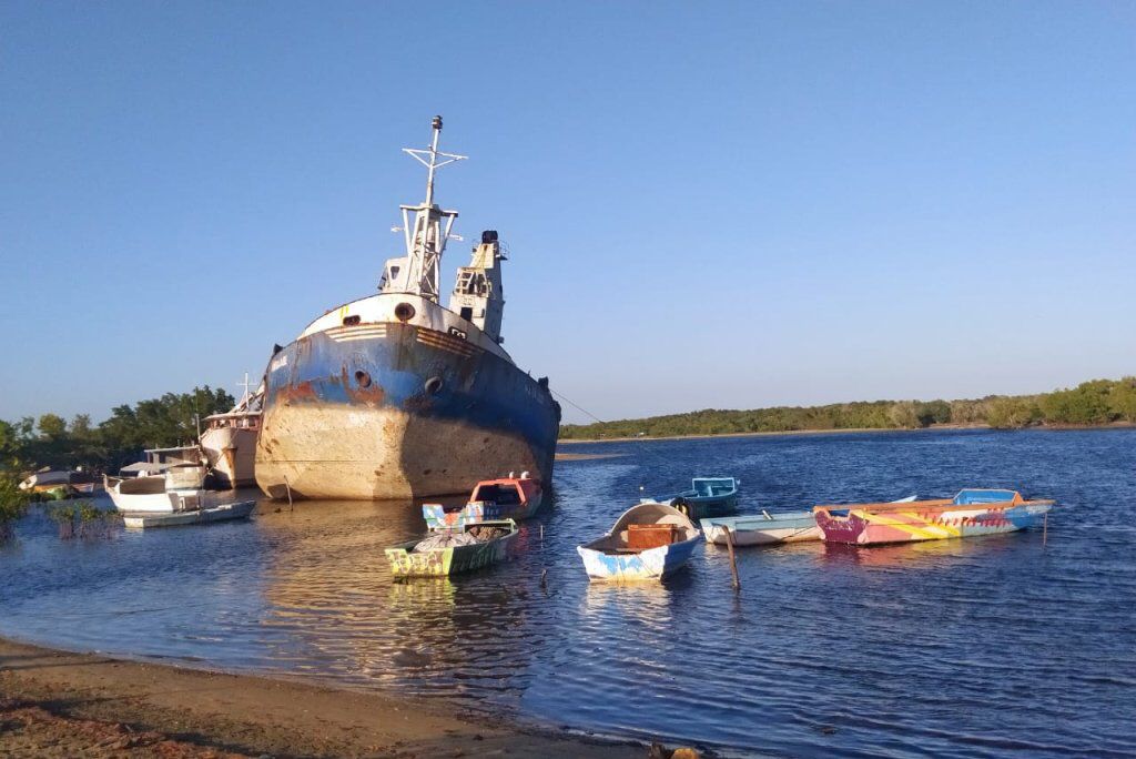 Denuncian accidente en desguace de embarcación provoca derrame de aceites contaminantes en parque de manglares den Manzanillo