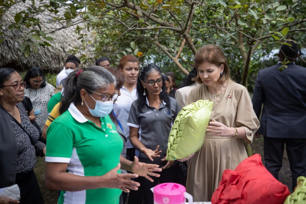 Raquel Peña se reúne con mujeres emprendedoras de Espaillat