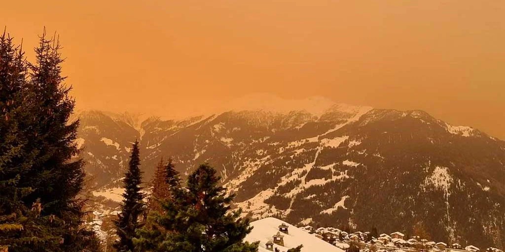 Una capa de arena y barro proveniente del Sáhara cubre España y tiñe sus cielos de naranja