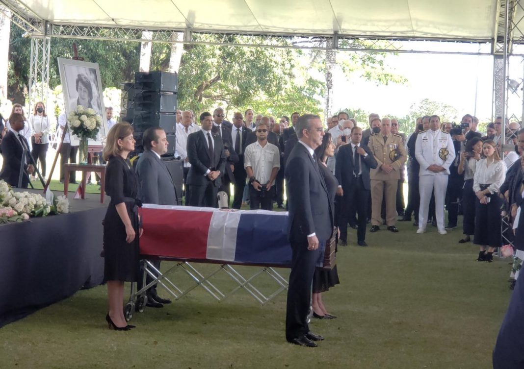 Abinader y Raquel Peña realizan guardia de honor a doña Rosa