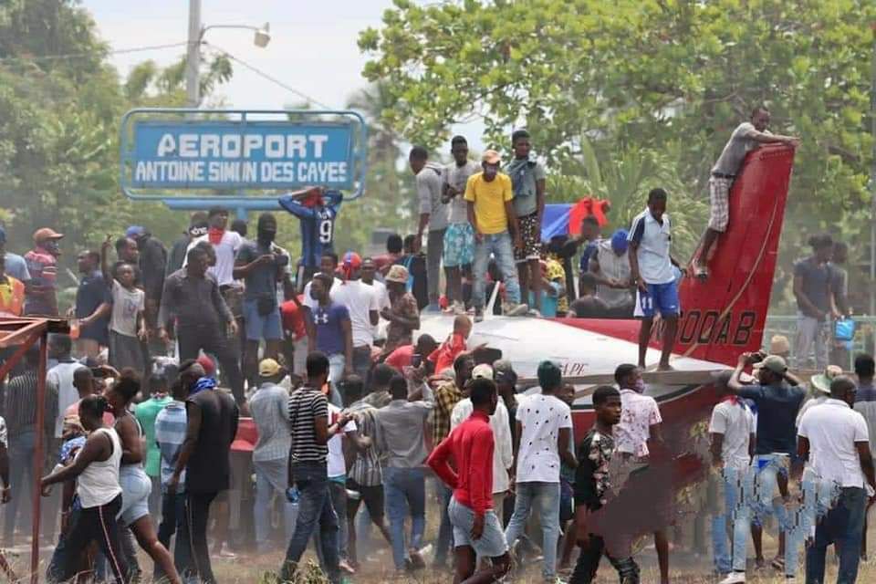 Haitianos atacan un avión en medio de protestas por inseguridad en el país