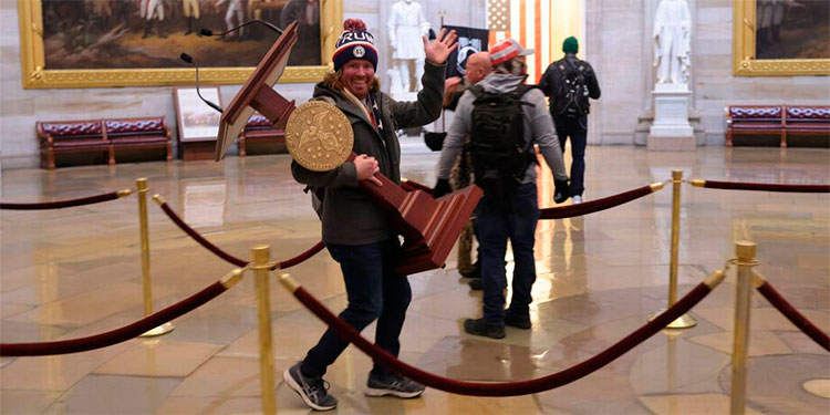 Hombre que asaltó el Capitolio de EEUU celebra fiesta antes de ir a prisión