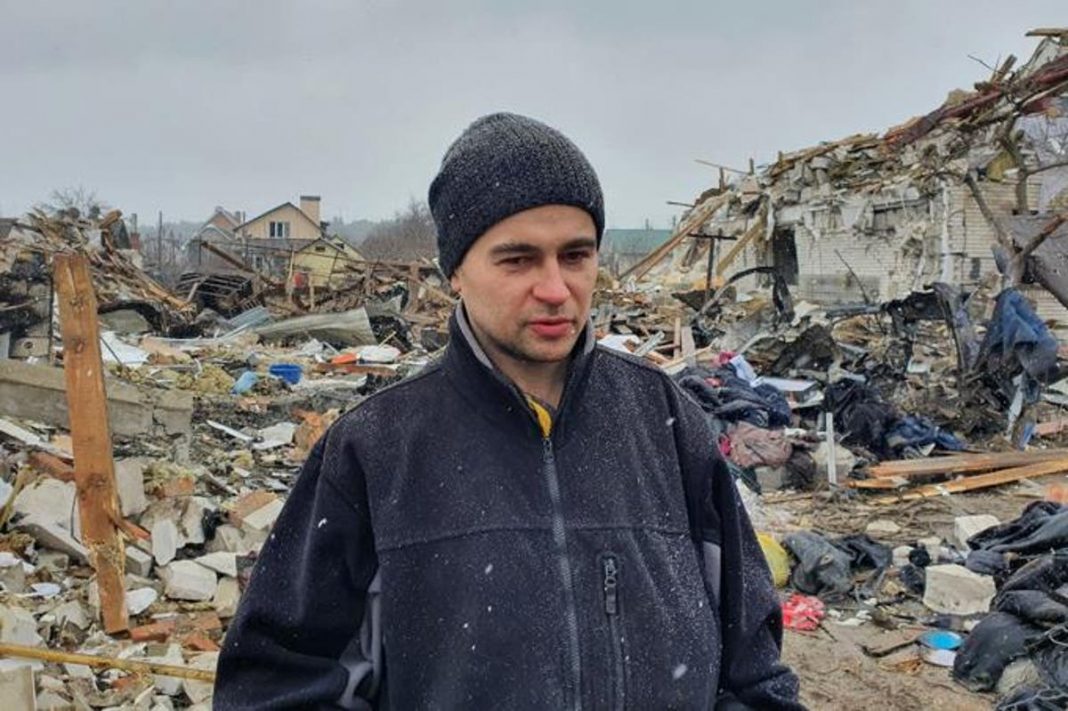 Bajo las bombas en Ucrania, Oleg llora a su mujer y desea el 