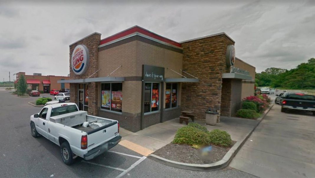 Empleada de Burger King le disparó a un cliente por lanzarle mayonesa en la cara