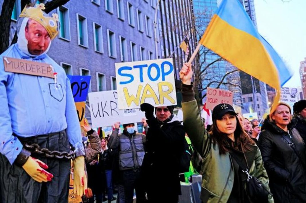 Miles de personas protestan en ciudades europeas contra la invasión rusa