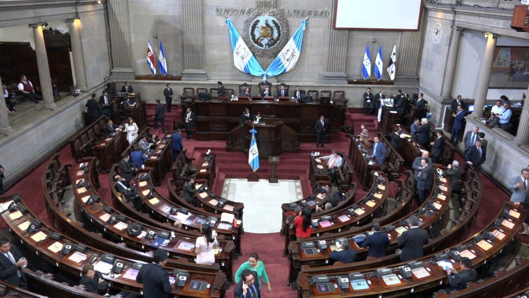 Diputados de oposición en Guatemala presentan ley para acabar con minería