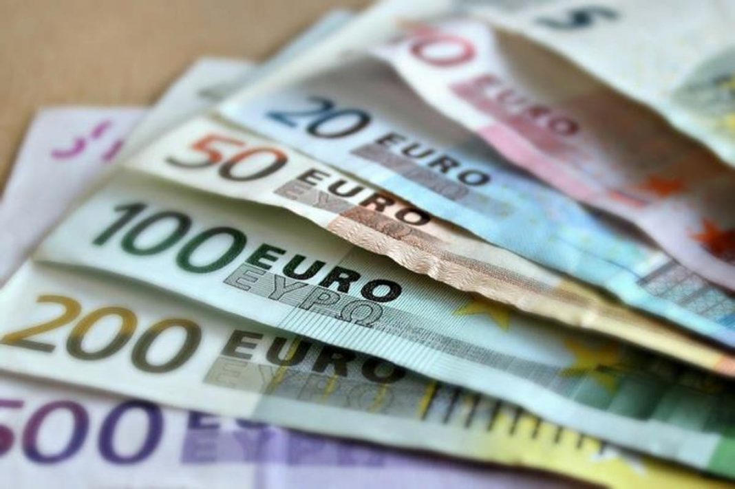 El euro cae a 1,08 dólares, el mínimo desde mayo de 2020