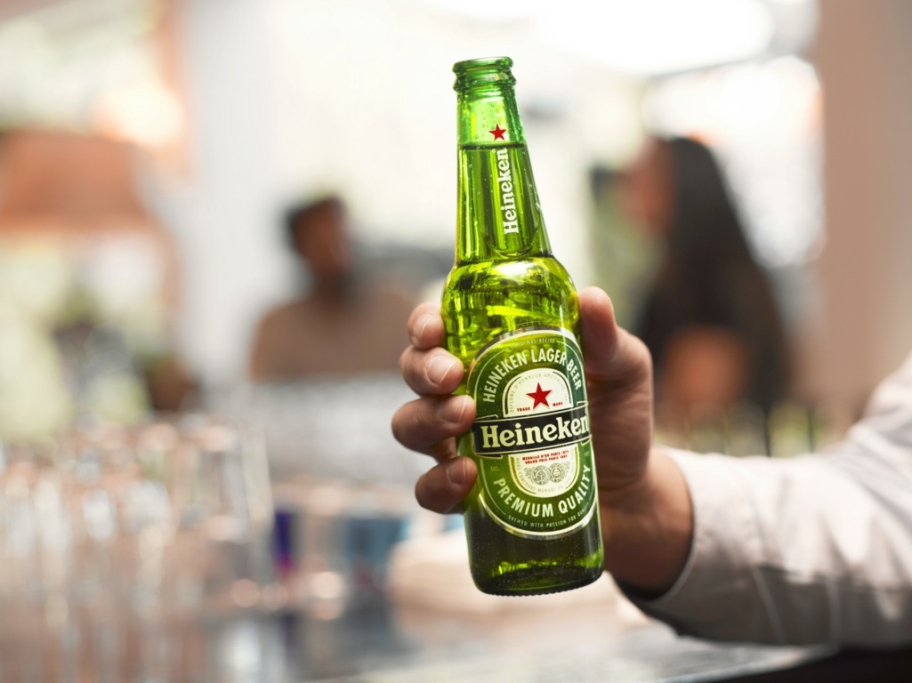 Cervecera Heineken abandona Rusia y transferirá su negocio a un nuevo propietario